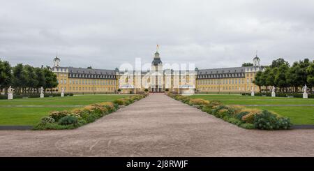 Karlsruhe, Allemagne - 29 août 2021 : Panorama avec le palais de Karlsruhe (Schloss Karlsruhe) et les jardins environnants. Banque D'Images