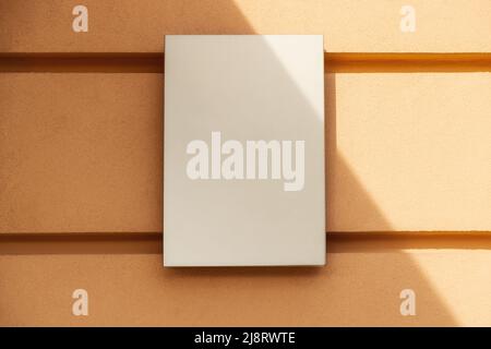 maquette pour logo. panneau carré, vide, classique contre un mur jaune Banque D'Images