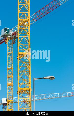 Grue sur le chantier contre ciel bleu Banque D'Images