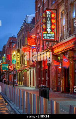 NASHVILLE, TENNESSEE - 20 AOÛT 2018 : honky-tonks sur Lower Broadway. Banque D'Images