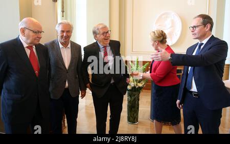 Berlin, Allemagne. 18th mai 2022. Franziska Giffey (SPD), maire de Berlin, discute avec ses prédécesseurs Walter Momper (SPD - l-r), Klaus Wowereit (SPD), Eberhard Diepgen (CDU) et Michael Müller (SPD) au début d'une réception aux Rotes Rathaus. À l'occasion de l'anniversaire de 80th d'Eberhard Diepgen, le 13 novembre 2021, un événement s'est tenu au siège du gouvernement du Sénat. Credit: Wolfgang Kumm/dpa/Alay Live News Banque D'Images