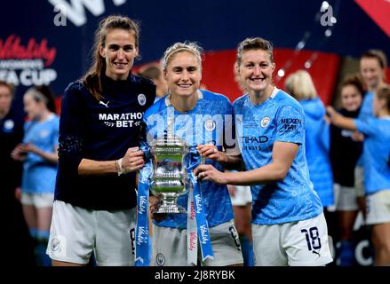 Photo du dossier datée du 01-11-2020, de Jill Scott (à gauche), Steph Houghton et Ellen White, de Manchester City, après avoir remporté la finale de la coupe féminine FA 2020. Jill Scott, milieu de terrain en Angleterre, quittera Manchester cet été, lorsque son contrat sera terminé, ont annoncé le club de Super League féminin. Date de publication : le mercredi 18 mai 2022. Banque D'Images