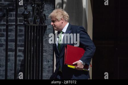 Downing Street, Londres, Royaume-Uni. 18 mai 2022. Le Premier ministre Boris Johnson, portant un insigne de lapel Elizabeth Line, laisse le no 10 pour assister aux réunions hebdomadaires des députés au Parlement. Crédit : Malcolm Park/Alay Live News. Banque D'Images