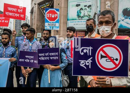 Les membres scouts de Rover tiennent des pancartes pendant la campagne No Horn à Dhaka. La pollution sonore est devenue un problème important au Bangladesh. Le ministère de l'Environnement, sous la direction du ministère de l'Environnement, des forêts et des changements climatiques, a organisé une campagne « No Horn » et un tribunal mobile le 17th mai pour réduire la pollution sonore. La campagne se déroulera de 11 h à 4 h dans les intersections Gulshan-1. Cette campagne & Mobile court est destinée à développer la conscience des conducteurs et des propriétaires de véhicules. Pour qu'ils puissent réaliser les démerses de la pollution sonore et contrôler le rocking. Banque D'Images