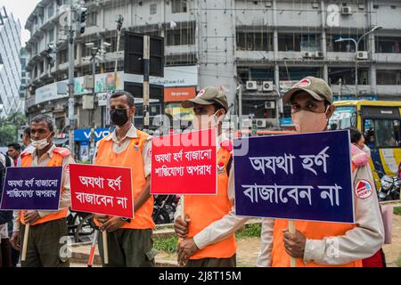 Les bénévoles tiennent des écriteaux dans le centre de la ville pendant la campagne pas de corne. La pollution sonore est devenue un problème important au Bangladesh. Le ministère de l'Environnement, sous la direction du ministère de l'Environnement, des forêts et des changements climatiques, a organisé une campagne « No Horn » et un tribunal mobile le 17th mai pour réduire la pollution sonore. La campagne se déroulera de 11 h à 4 h dans les intersections Gulshan-1. Cette campagne & Mobile court est destinée à développer la conscience des conducteurs et des propriétaires de véhicules. Pour qu'ils puissent réaliser les démerses de la pollution sonore et contrôler le rocking. Banque D'Images