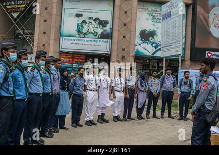 Les membres scouts Rover ont une réunion avant de se rendre dans la rue pour la campagne No Horn à Dhaka. La pollution sonore est devenue un problème important au Bangladesh. Le ministère de l'Environnement, sous la direction du ministère de l'Environnement, des forêts et des changements climatiques, a organisé une campagne « No Horn » et un tribunal mobile le 17th mai pour réduire la pollution sonore. La campagne se déroulera de 11 h à 4 h dans les intersections Gulshan-1. Cette campagne & Mobile court est destinée à développer la conscience des conducteurs et des propriétaires de véhicules. Pour qu'ils puissent réaliser les démerses de la pollution sonore et contrôler le rocking. Banque D'Images