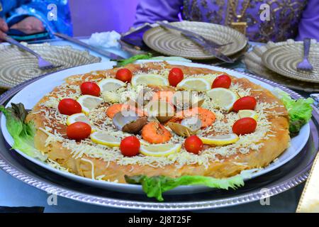 Bastila ou Pastilla est un plat traditionnel marocain. Poisson Bastila est une tarte aux poissons, aux œufs, aux oignons et au sucre. Dans certaines régions du Maroc, c'est le cas Banque D'Images