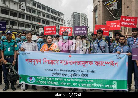 Les membres du tribunal mobile et les membres du scout Rover tiennent des pancartes et une bannière pendant la campagne No Horn à Dhaka. La pollution sonore est devenue un problème important au Bangladesh. Le ministère de l'Environnement, sous la direction du ministère de l'Environnement, des forêts et des changements climatiques, a organisé une campagne « No Horn » et un tribunal mobile le 17th mai pour réduire la pollution sonore. La campagne se déroulera de 11 h à 4 h dans les intersections Gulshan-1. Cette campagne & Mobile court est destinée à développer la conscience des conducteurs et des propriétaires de véhicules. Pour qu'ils puissent réaliser les démerses de la pollution sonore et contrôler les honkin Banque D'Images