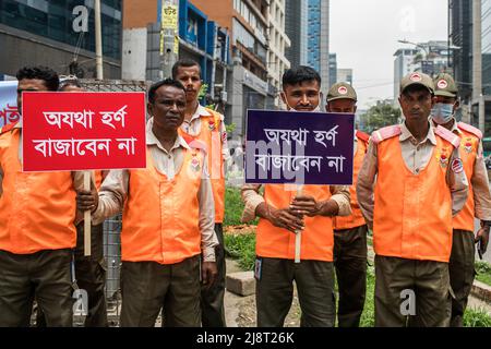 Les bénévoles tiennent des écriteaux dans le centre de la ville pendant la campagne pas de corne. La pollution sonore est devenue un problème important au Bangladesh. Le ministère de l'Environnement, sous la direction du ministère de l'Environnement, des forêts et des changements climatiques, a organisé une campagne « No Horn » et un tribunal mobile le 17th mai pour réduire la pollution sonore. La campagne se déroulera de 11 h à 4 h dans les intersections Gulshan-1. Cette campagne & Mobile court est destinée à développer la conscience des conducteurs et des propriétaires de véhicules. Pour qu'ils puissent réaliser les démerses de la pollution sonore et contrôler le rocking. (Photo de Sazzad Hossain / Banque D'Images