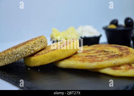 Petit déjeuner marocain. Pâtisseries marocaines au miel, au beurre, au ghee et aux olives. Petit déjeuner traditionnel au Maroc Banque D'Images