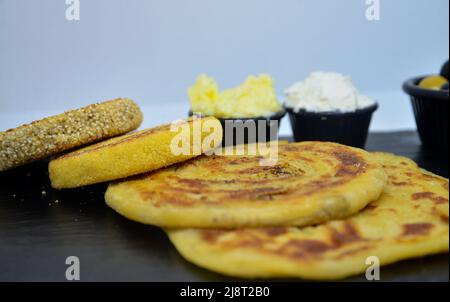 Petit déjeuner marocain. Pâtisseries marocaines au miel, au beurre, au ghee et aux olives. Petit déjeuner traditionnel au Maroc Banque D'Images