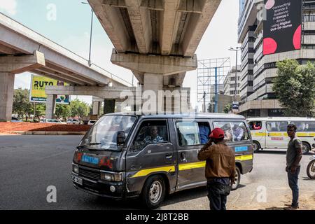 Les automobilistes passez devant la nouvelle Nairobi Expressway. Le 14th mai 2022, lors du lancement officiel de la Nairobi Expressway, la plupart des automobilistes kenyans ont été autorisés à utiliser l'autoroute qui réduira à temps les pires embouteillages jamais connus. Les automobilistes sont autorisés à payer par le biais de la collecte manuelle de péage ou de la collecte électrique de péage afin de traverser la route. La route sera exploitée par Moja Expressway, une filiale de China Road and Bridge Corporation pour les 27 prochaines années. Banque D'Images