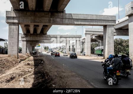 Les automobilistes passez devant la nouvelle Nairobi Expressway. Le 14th mai 2022, lors du lancement officiel de la Nairobi Expressway, la plupart des automobilistes kenyans ont été autorisés à utiliser l'autoroute qui réduira à temps les pires embouteillages jamais connus. Les automobilistes sont autorisés à payer par le biais de la collecte manuelle de péage ou de la collecte électrique de péage afin de traverser la route. La route sera exploitée par Moja Expressway, une filiale de China Road and Bridge Corporation pour les 27 prochaines années. Banque D'Images