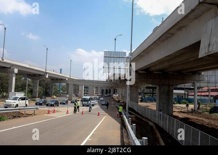 Les agents de sécurité améliorent les opérations de sécurité à la nouvelle station de péage de Nairobi Expressway à Haile Selassie, à Nairobi. Le 14th mai 2022, lors du lancement officiel de la Nairobi Expressway, la plupart des automobilistes kenyans ont été autorisés à utiliser l'autoroute qui réduira à temps les pires embouteillages jamais connus. Les automobilistes sont autorisés à payer par le biais de la collecte manuelle de péage ou de la collecte électrique de péage afin de traverser la route. La route sera exploitée par Moja Expressway, une filiale de China Road and Bridge Corporation pour les 27 prochaines années. Banque D'Images