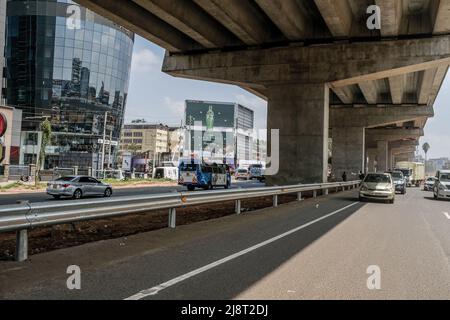 Les automobilistes passez devant la nouvelle Nairobi Expressway. Le 14th mai 2022, lors du lancement officiel de la Nairobi Expressway, la plupart des automobilistes kenyans ont été autorisés à utiliser l'autoroute qui réduira à temps les pires embouteillages jamais connus. Les automobilistes sont autorisés à payer par le biais de la collecte manuelle de péage ou de la collecte électrique de péage afin de traverser la route. La route sera exploitée par Moja Expressway, une filiale de China Road and Bridge Corporation pour les 27 prochaines années. Banque D'Images