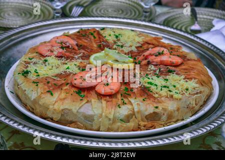 Bastila ou Pastilla est un plat traditionnel marocain. Poisson Bastila est une tarte aux poissons, aux œufs, aux oignons et au sucre. Dans certaines régions du Maroc, c'est le cas Banque D'Images