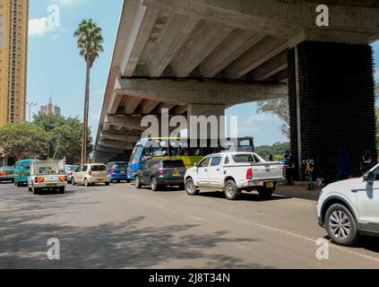 Les automobilistes passez devant la nouvelle Nairobi Expressway. Le 14th mai 2022, lors du lancement officiel de la Nairobi Expressway, la plupart des automobilistes kenyans ont été autorisés à utiliser l'autoroute qui réduira à temps les pires embouteillages jamais connus. Les automobilistes sont autorisés à payer par le biais de la collecte manuelle de péage ou de la collecte électrique de péage afin de traverser la route. La route sera exploitée par Moja Expressway, une filiale de China Road and Bridge Corporation pour les 27 prochaines années. (Photo de Donwilson Odhiambo / SOPA Images/Sipa USA) Banque D'Images