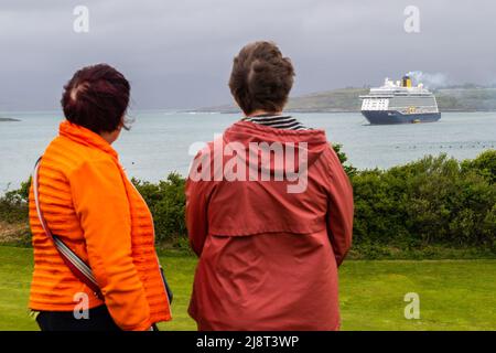 Bantry, West Cork, Irlande. 18th mai 2022. Le paquebot de croisière de luxe « Spirit of Adventure » a visité Bantry aujourd'hui. Le bateau de croisière, qui transporte 999 passagers et 540 membres d'équipage, est ancré à 06,30 ce matin et navigue à 17,00 ce soir. le club de golf de bantry s'est avéré un bon point de vue pour voir le bateau. Crédit : AG News/Alay Live News Banque D'Images