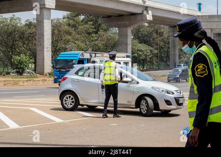 14 mai 2022, Nairobi, Kenya: Les agents de sécurité améliorent les opérations de sécurité à la nouvelle station de péage de Nairobi Expressway à Haile Selassie, à Nairobi. Le 14th mai 2022, lors du lancement officiel de la Nairobi Expressway, la plupart des automobilistes kenyans ont été autorisés à utiliser l'autoroute qui réduira à temps les pires embouteillages jamais connus. Les automobilistes sont autorisés à payer par le biais de la collecte manuelle de péage ou de la collecte électrique de péage afin de traverser la route. La route sera exploitée par Moja Expressway, une filiale de China Road and Bridge Corporation pour les 27 prochaines années Banque D'Images