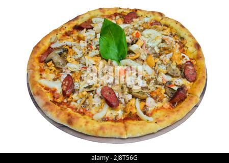 Pizza, saucisse, fruits de mer et champignons sur fond blanc Banque D'Images