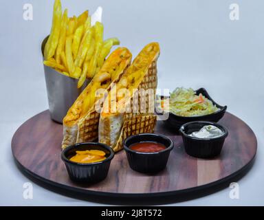 Tacos français avec frites, ketchup et mayonnaise. Isolés sur fond blanc Banque D'Images