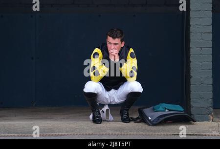 Jockey Mitchell Bastyan attendant avant le Join Racing TV maintenant William Eborall Maiden HurdleDebece et Tristan Durrell qui viennent à la maison pour gagner la Logicor Crudwell Cup Open Hunters' Chase à l'hippodrome de Warwick. Date de la photo: Mercredi 18 mai 2022. Banque D'Images