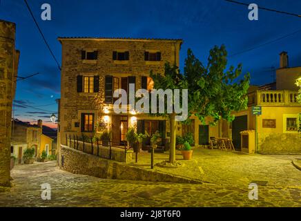 Construit en pierre Nord Hotel historique Estellencs, Majorque au crépuscule. Situé dans les montagnes de la Serra de Tramuntana, site classé au patrimoine mondial de l'UNESCO Banque D'Images