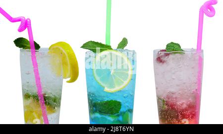 Trois cocktails d'été sur fond blanc. Banque D'Images