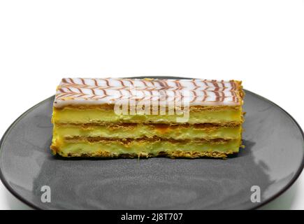 petit gâteau français au lait et à la feuille sur fond blanc Banque D'Images