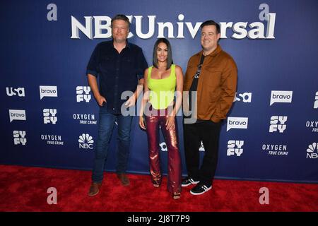 Carson Daly, Nikki Bella et Blake Shelton Banque D'Images