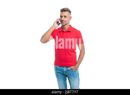 homme en tshirt rouge parlant sur téléphone cellulaire isolé sur fond blanc Banque D'Images