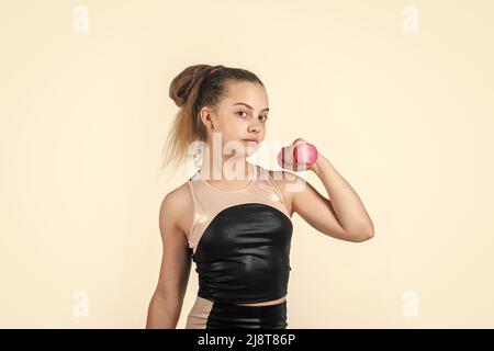 adolescentes entraînement triceps muscles avec haltères, puissance Banque D'Images