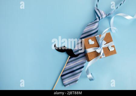Bonne journée des Pères. Ensemble d'accessoires élégants pour homme sur fond bleu. Carte de vœux de la fête des pères, espace de copie pour le texte Banque D'Images