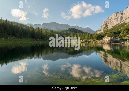 Une promenade dans la vallée des sept lacs dans le paysage du parc national Triglav en Slovénie. Banque D'Images