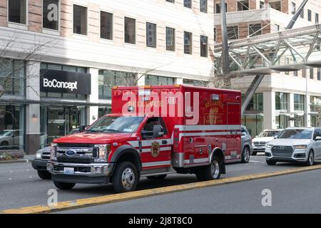 Seattle, Washington, États-Unis - 2 avril 2021 : camion de pompiers de Bellevue voiture rouge ford Banque D'Images