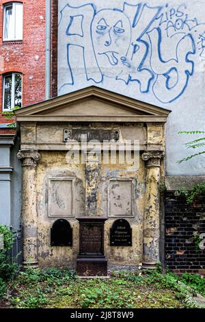 Cimetière paroissial de Georgen II à Landsberger Allee 48-50, friedrichshain, Berlin, Allemagne. Vieux tombeau et graffiti sur le mur Banque D'Images
