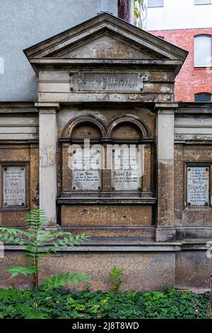 Cimetière paroissial de Georgen II à Landsberger Allee 48-50, friedrichshain, Berlin, Allemagne. Tombe de la famille Albrecht, Banque D'Images