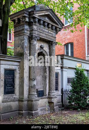 Cimetière paroissial de Georgen II à Landsberger Allee 48-50, friedrichshain, Berlin, Allemagne. Tombe de la famille Schoeneberg et Shwandt Banque D'Images