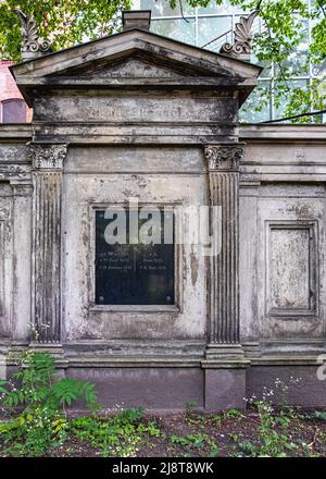 Cimetière paroissial de Georgen II à Landsberger Allee 48-50, friedrichshain, Berlin, Allemagne. Vieux tombeau abîmé Banque D'Images