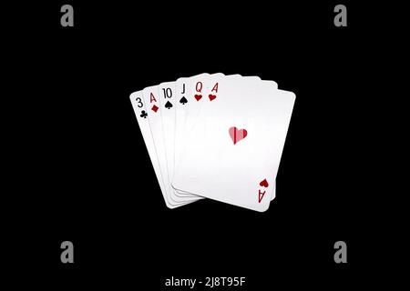 Main de poker avec paire d'as isolés sur fond noir Banque D'Images