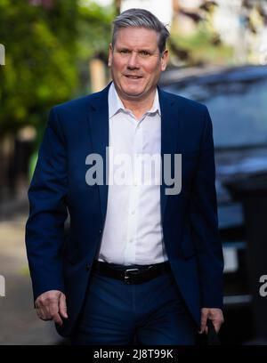 Londres, Royaume-Uni. 18th mai 2022. Chef du Parti travailliste, Keir Starmer quitte son domicile pour assister à l'hebdomadaire des questions du Premier ministre (PMQ) à Londres. Hier, le Parlement a rejeté un amendement du Parti travailliste au discours de la Reine visant à inclure une taxe sur les sociétés pétrolières et énergétiques. Crédit : SOPA Images Limited/Alamy Live News Banque D'Images