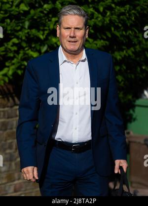 Londres, Royaume-Uni. 18th mai 2022. Chef du Parti travailliste, Keir Starmer quitte son domicile pour assister à l'hebdomadaire des questions du Premier ministre (PMQ) à Londres. Hier, le Parlement a rejeté un amendement du Parti travailliste au discours de la Reine visant à inclure une taxe sur les sociétés pétrolières et énergétiques. (Photo de Tejas Sandhu/SOPA Images/Sipa USA) Credit: SIPA USA/Alay Live News Banque D'Images