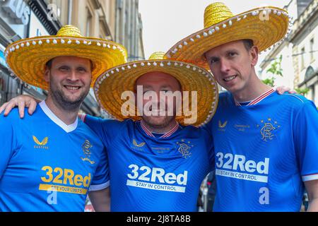 Glasgow, Royaume-Uni. 18th mai 2022. Le jour où le FC Rangers joue Eintracht Frankfurt FC dans la finale de l'Europa League, à Séville, en Espagne, les commerçants de rue du centre-ville de Glasgow sont entrés dans l'esprit de l'événement en vendant des sombreros et d'autres articles espagnols aux fans de Rangers. Par temps ensoleillé, la ville a pris une saveur continentale avec de nombreux fans portant les chapeaux espagnols sur la ville et dans les pubs, les clubs et les bars. Crédit : Findlay/Alay Live News Banque D'Images