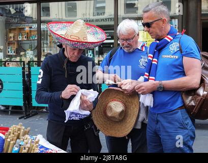 Glasgow, Royaume-Uni. 18th mai 2022. Le jour où le FC Rangers joue Eintracht Frankfurt FC dans la finale de l'Europa League, à Séville, en Espagne, les commerçants de rue du centre-ville de Glasgow sont entrés dans l'esprit de l'événement en vendant des sombreros et d'autres articles espagnols aux fans de Rangers. Par temps ensoleillé, la ville a pris une saveur continentale avec de nombreux fans portant les chapeaux espagnols sur la ville et dans les pubs, les clubs et les bars. Crédit : Findlay/Alay Live News Banque D'Images