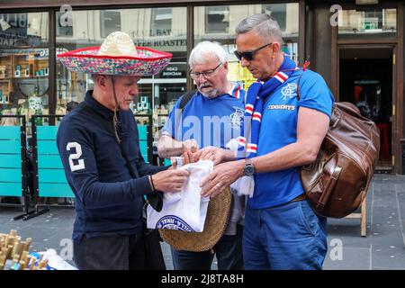 Glasgow, Royaume-Uni. 18th mai 2022. Le jour où le FC Rangers joue Eintracht Frankfurt FC dans la finale de l'Europa League, à Séville, en Espagne, les commerçants de rue du centre-ville de Glasgow sont entrés dans l'esprit de l'événement en vendant des sombreros et d'autres articles espagnols aux fans de Rangers. Par temps ensoleillé, la ville a pris une saveur continentale avec de nombreux fans portant les chapeaux espagnols sur la ville et dans les pubs, les clubs et les bars. Crédit : Findlay/Alay Live News Banque D'Images