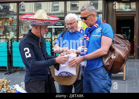 Glasgow, Royaume-Uni. 18th mai 2022. Le jour où le FC Rangers joue Eintracht Frankfurt FC dans la finale de l'Europa League, à Séville, en Espagne, les commerçants de rue du centre-ville de Glasgow sont entrés dans l'esprit de l'événement en vendant des sombreros et d'autres articles espagnols aux fans de Rangers. Par temps ensoleillé, la ville a pris une saveur continentale avec de nombreux fans portant les chapeaux espagnols sur la ville et dans les pubs, les clubs et les bars. Crédit : Findlay/Alay Live News Banque D'Images