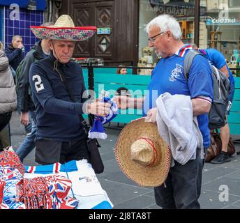 Glasgow, Royaume-Uni. 18th mai 2022. Le jour où le FC Rangers joue Eintracht Frankfurt FC dans la finale de l'Europa League, à Séville, en Espagne, les commerçants de rue du centre-ville de Glasgow sont entrés dans l'esprit de l'événement en vendant des sombreros et d'autres articles espagnols aux fans de Rangers. Par temps ensoleillé, la ville a pris une saveur continentale avec de nombreux fans portant les chapeaux espagnols sur la ville et dans les pubs, les clubs et les bars. Crédit : Findlay/Alay Live News Banque D'Images