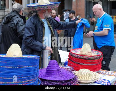 Glasgow, Royaume-Uni. 18th mai 2022. Le jour où le FC Rangers joue Eintracht Frankfurt FC dans la finale de l'Europa League, à Séville, en Espagne, les commerçants de rue du centre-ville de Glasgow sont entrés dans l'esprit de l'événement en vendant des sombreros et d'autres articles espagnols aux fans de Rangers. Par temps ensoleillé, la ville a pris une saveur continentale avec de nombreux fans portant les chapeaux espagnols sur la ville et dans les pubs, les clubs et les bars. Crédit : Findlay/Alay Live News Banque D'Images