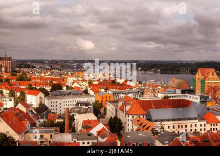 Ville hanséatique Rostock à la mer Baltique d'en haut. Banque D'Images