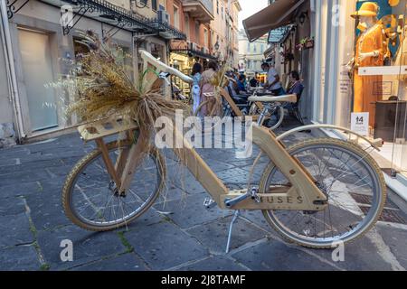 Vélo en bois en face de Muses art et plus de magasins sur la vieille ville de Corfou sur l'île de Corfou, Ionian Islands, Grèce Banque D'Images